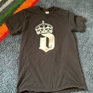 Alphabet T shirt initial letter D, with crown